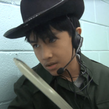 Acteur avec sabre et chapeau noir du film Apocalypse