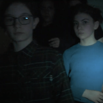 3 silouettes d'enfants avancant dans le noir