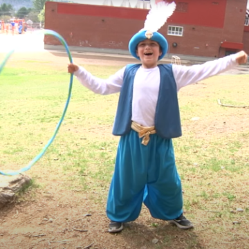 Garçon jouant Aladin à la lampe magique