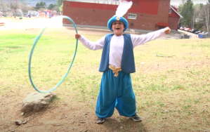 Garçon jouant Aladin à la lampe magique