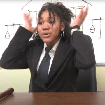 Jeune fille jouant une juge dans le film Objection! Silence on juge