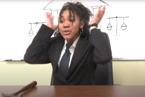 Jeune fille jouant une juge dans le film Objection! Silence on juge