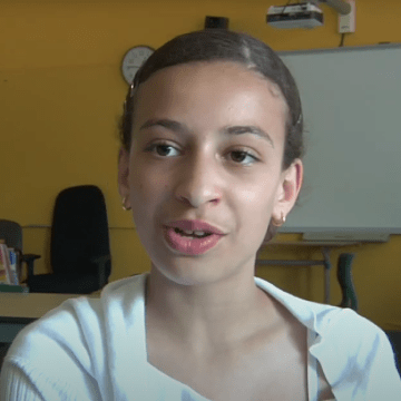 jeune fille posant des questions