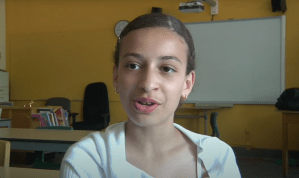 jeune fille posant des questions