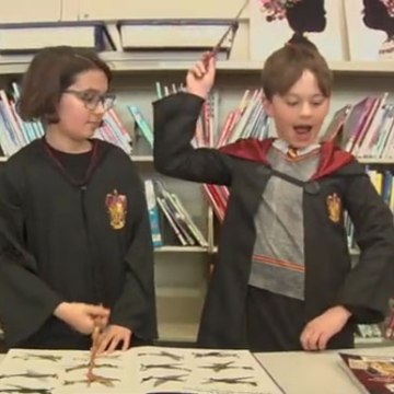Deux garçons jouant avec une baguette magique