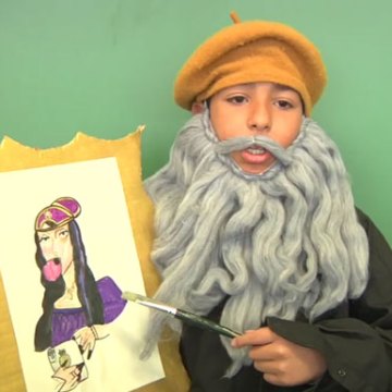 Garçon déguisé en Leonard da Vinci avec un tableau, une grosse barbe grise et un béret ocre.
