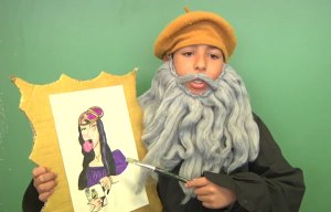 Garçon déguisé en Leonard da Vinci avec un tableau, une grosse barbe grise et un béret ocre.